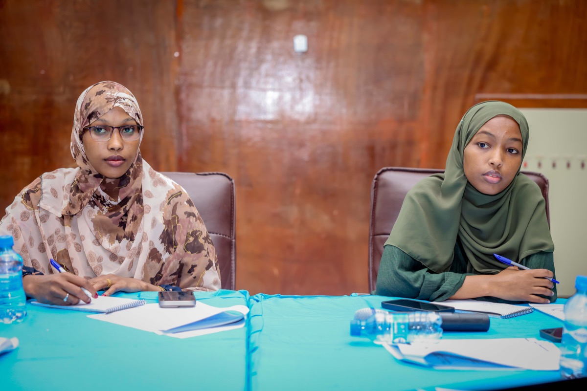 Two participants following the discussion